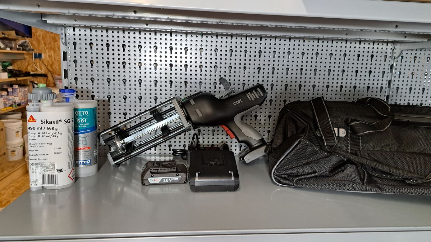 COX Electraflow Dual Ultra 400 MR, für 400ml-490ml Side by Side Kartuschen mit Koffertasche und 1 x 2Ah 18V Bosch Akku + Ladegerät